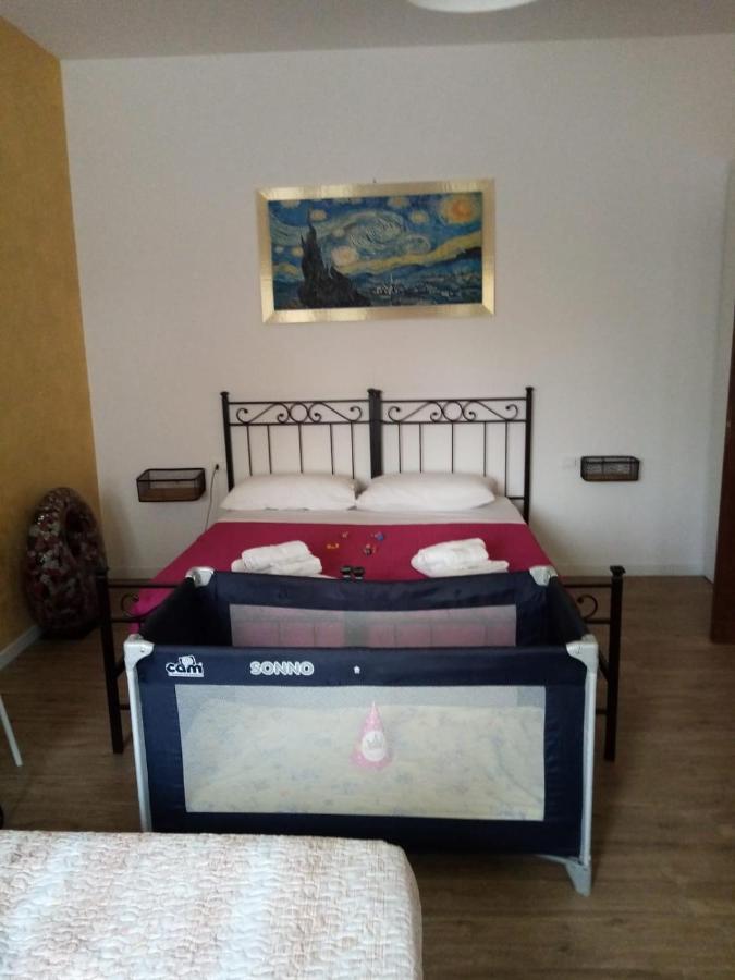 Emmanueli65 Fronte Clinica Per 5 Matrimoniale 2 Singoli 1 Divano Letto Piacenza Bagian luar foto